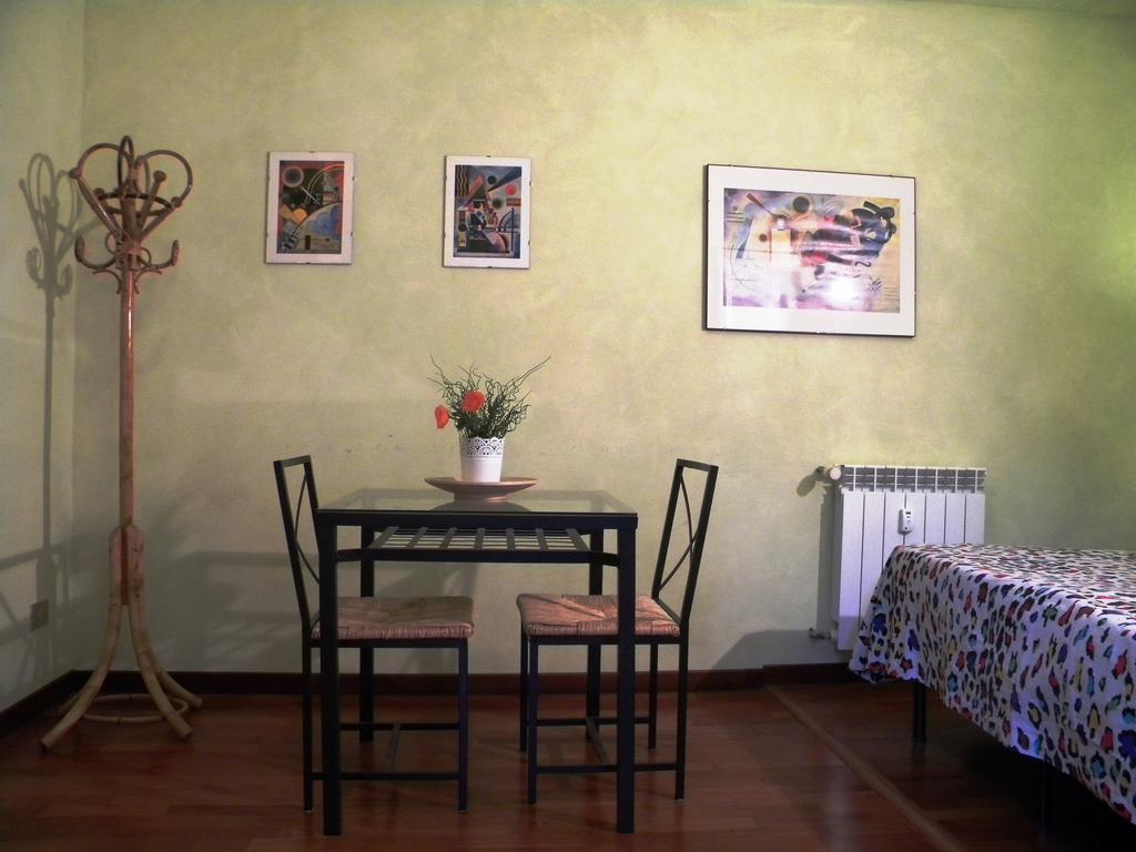 Gregory Vatican Couette-café Rome